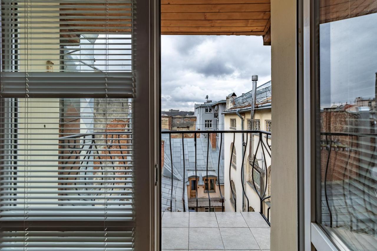 Grand Apartments On Rynok Square Лвив Екстериор снимка